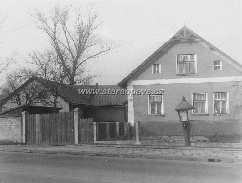 rolnicka (24).jpg - Rolnická 118 (nyní číslo 130) opět stejný statek pana Josefa Suchánka, ale tentokrát na fotografii z doby kolem roku 1955. Zleva: stáje, stodola a dům.